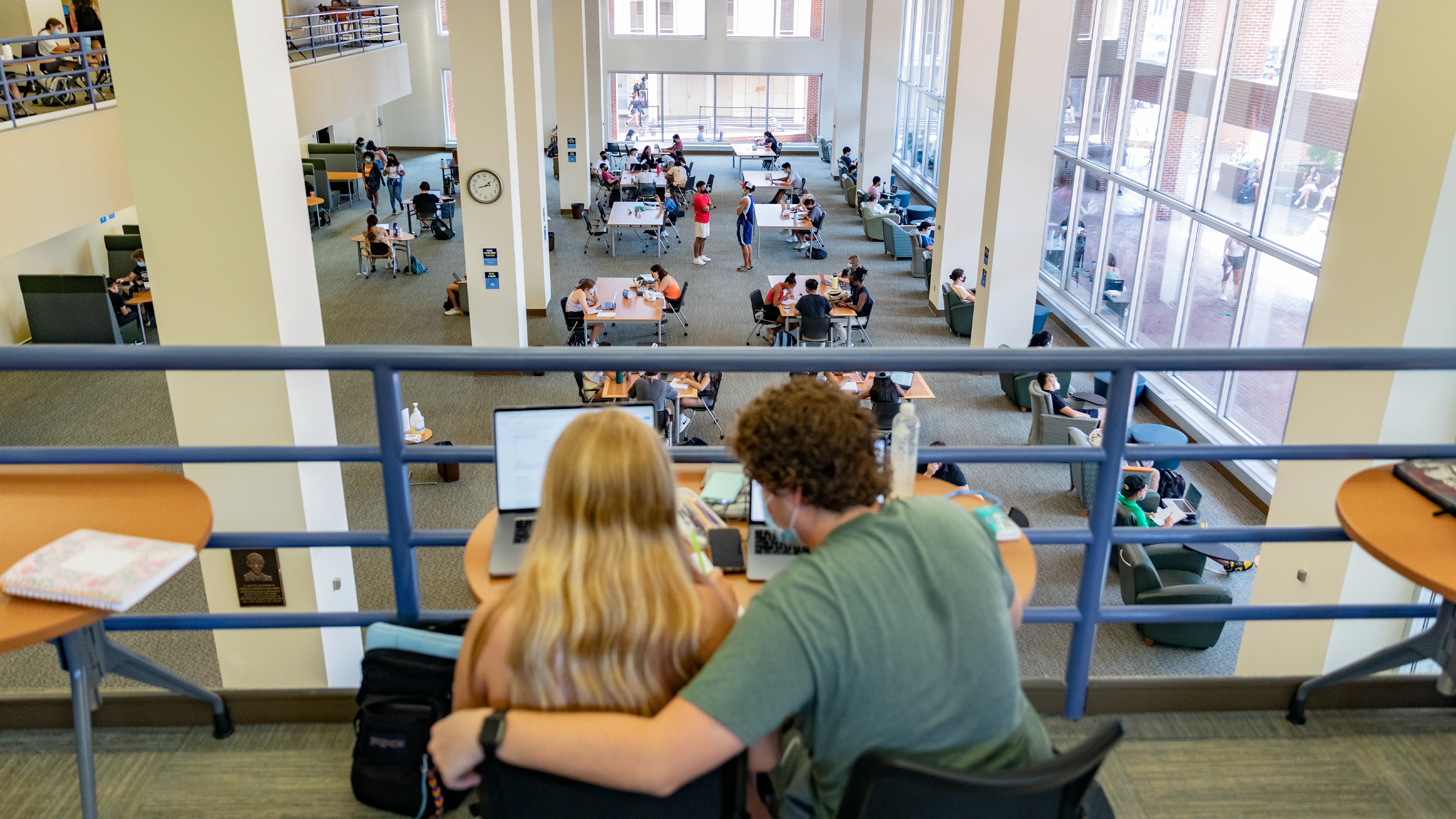 A crowd of students study in Davis Library Morrow Reading Room in August 2021